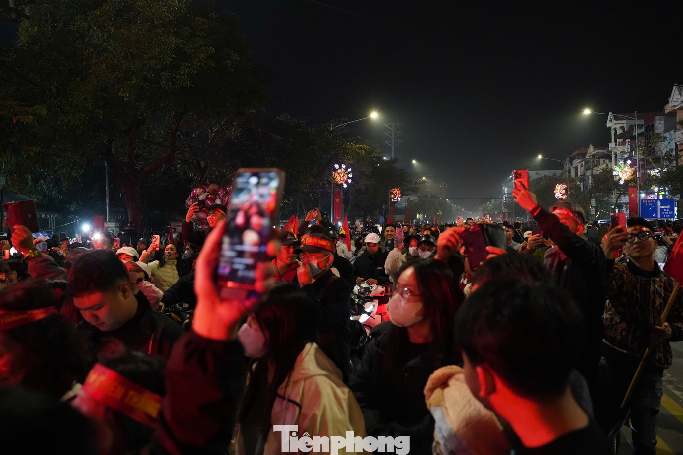 Những người dù không quen biết vẫn có thể quàng vai nhau, nở nụ cười rạng rỡ.