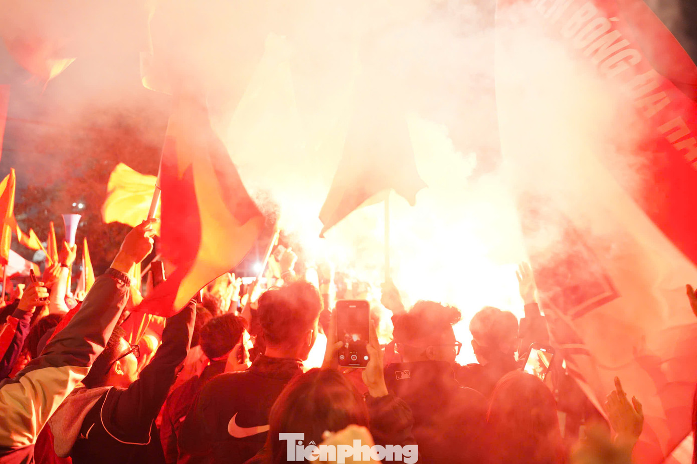 Còn lần này, chung kết lượt đi ASEAN Cup 2024 tiếp tục diễn ra tại Việt Trì. Việc đi trọn hành trình giải đấu đã thổi bùng niềm đam mê bóng đá và tình yêu đội tuyển của người dân đất Tổ.