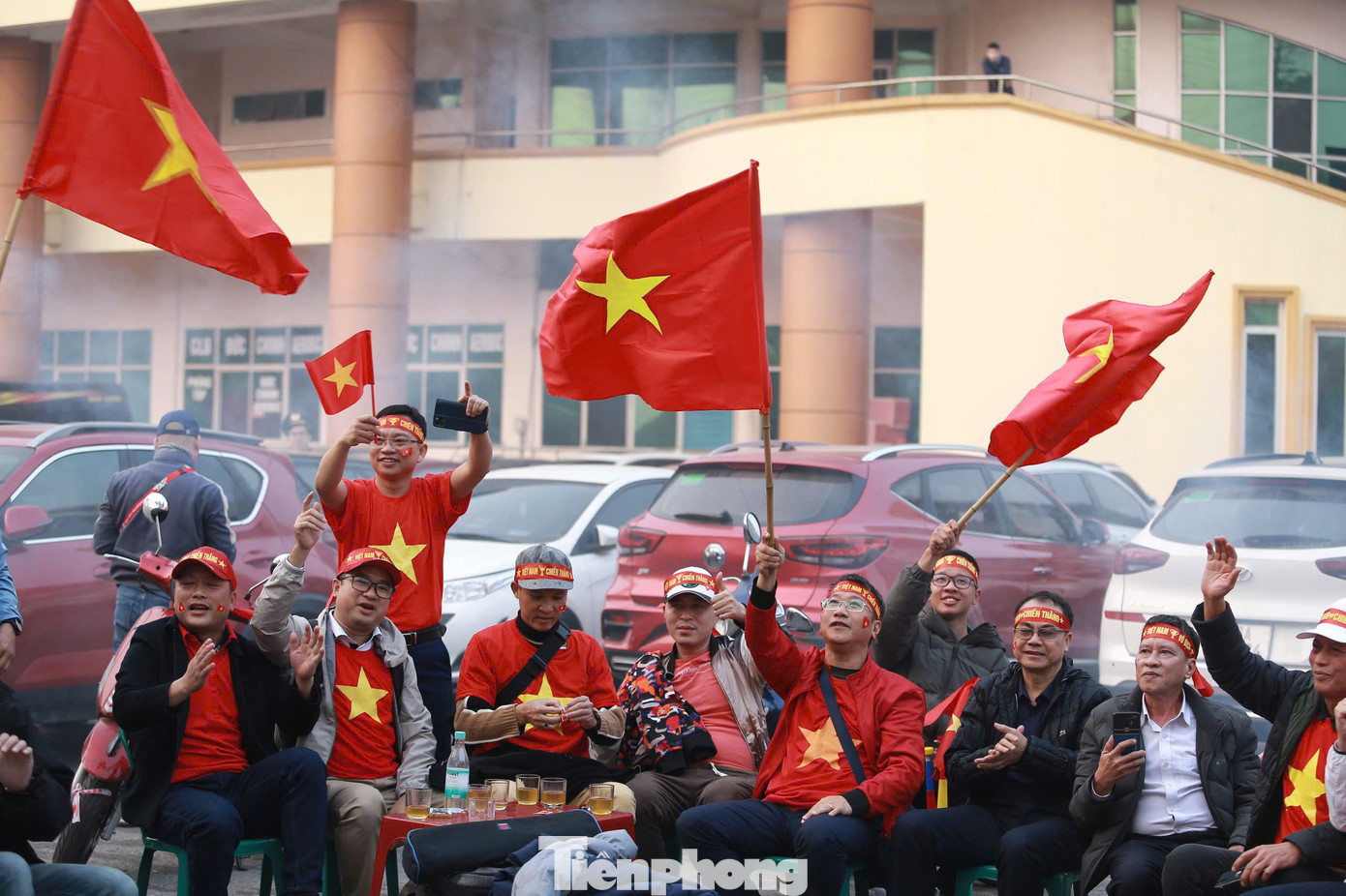 Do nhu cầu quá cao trong khi số lượng vé phát hành có hạn, dân phe vé đã đẩy giá lên gấp 7 lần, trước khi giảm xuống còn 3, 4 lần trong ngày diễn ra trận đấu.