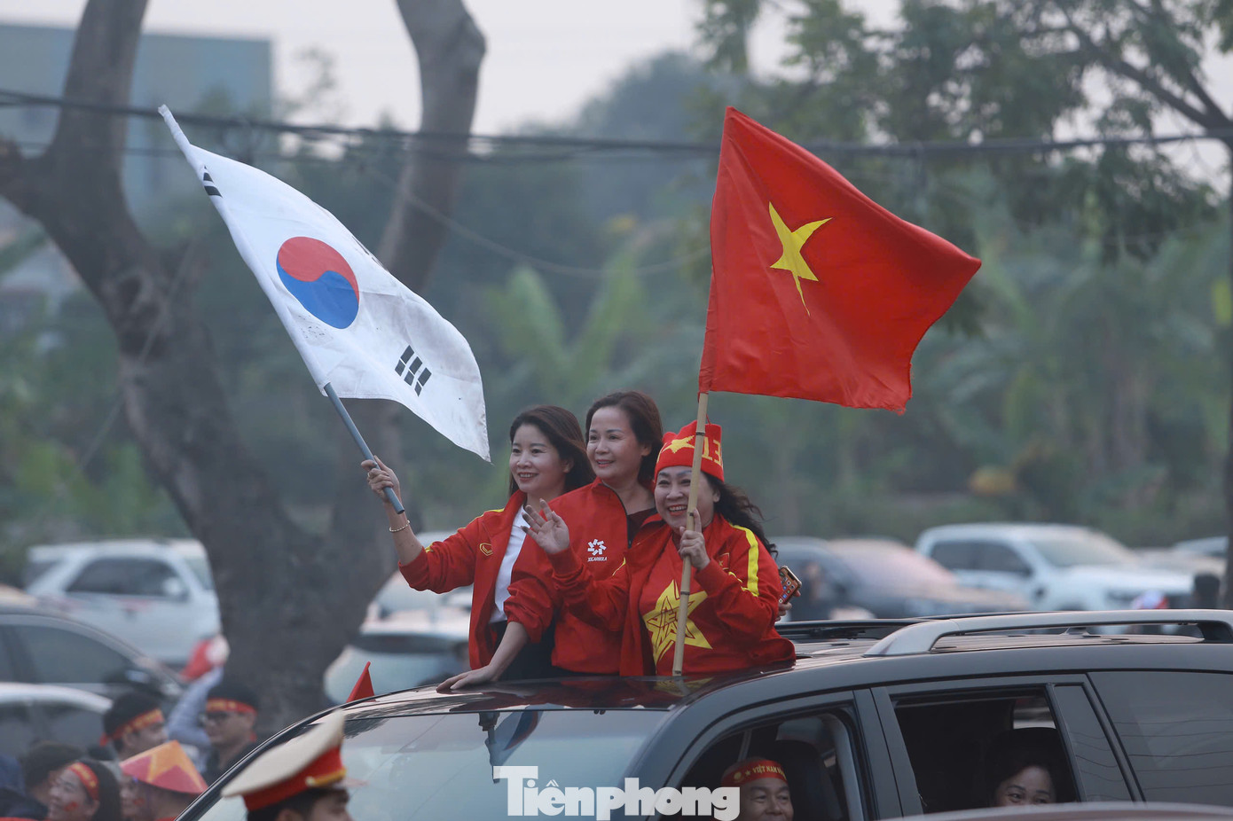Các cổ động viên cũng không quên phất cao quốc kỳ Hàn Quốc nhằm tri ân HLV Kim Sang-sik. Sau chưa đầy một năm dẫn dắt đội tuyển, chiến lược gia 48 tuổi đã chiếm trọn cảm tình của những người hâm mộ bóng đá Việt Nam.