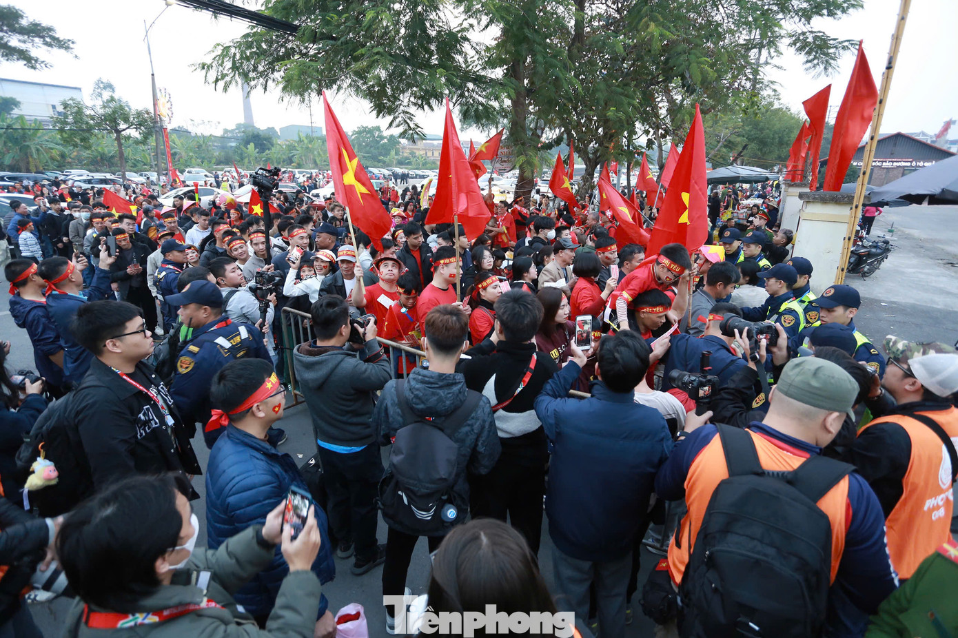 Khoảng 5h chiều, đoàn người bắt đầu tiến vào sân vận động Việt Trì, sẵn sàng cho một đêm cổ vũ hết mình.