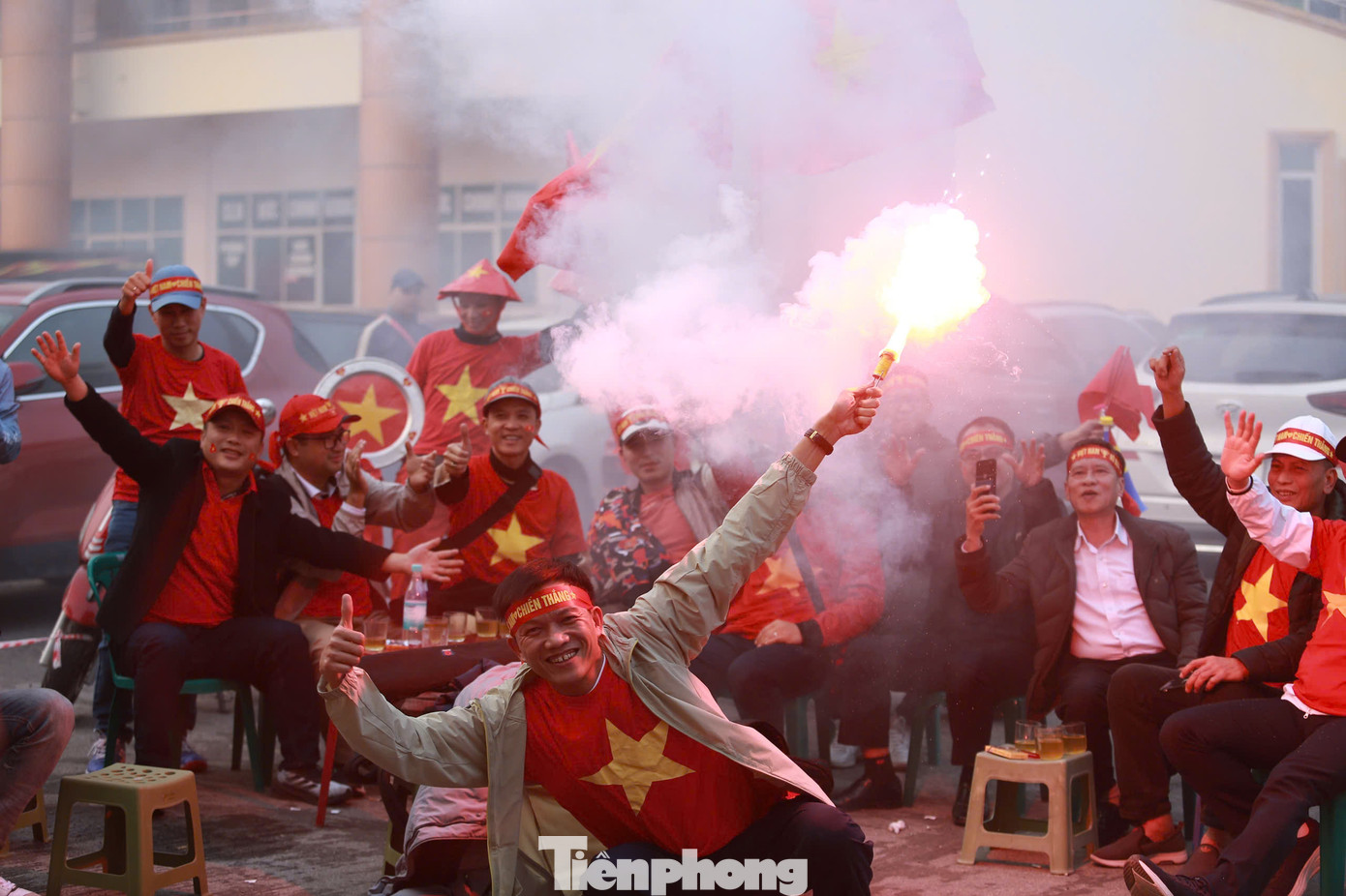 Khá lâu rồi, kể từ sau SEA Games 31, thành phố Việt Trì mới lại sôi động cùng bóng đá. Những ngày qua, trong mỗi lần mở bán trực tiếp tại Nhà thi đấu Phú Thọ, hàng trăm người hâm mộ sẵn sàng thức xuyên đêm xếp hàng chờ mua vé.