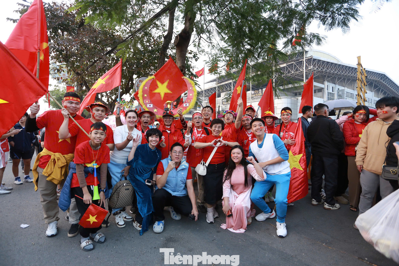 Như một người hâm mộ Phú Thọ chia sẻ, họ sẵn sàng chấp nhận mua với giá cao bởi những sự như thế này không diễn ra thường xuyên. Đặc biệt, tất cả đều muốn trở thành một phần trong chiến dịch chinh phục đỉnh cao ASEAN Cup 2024.