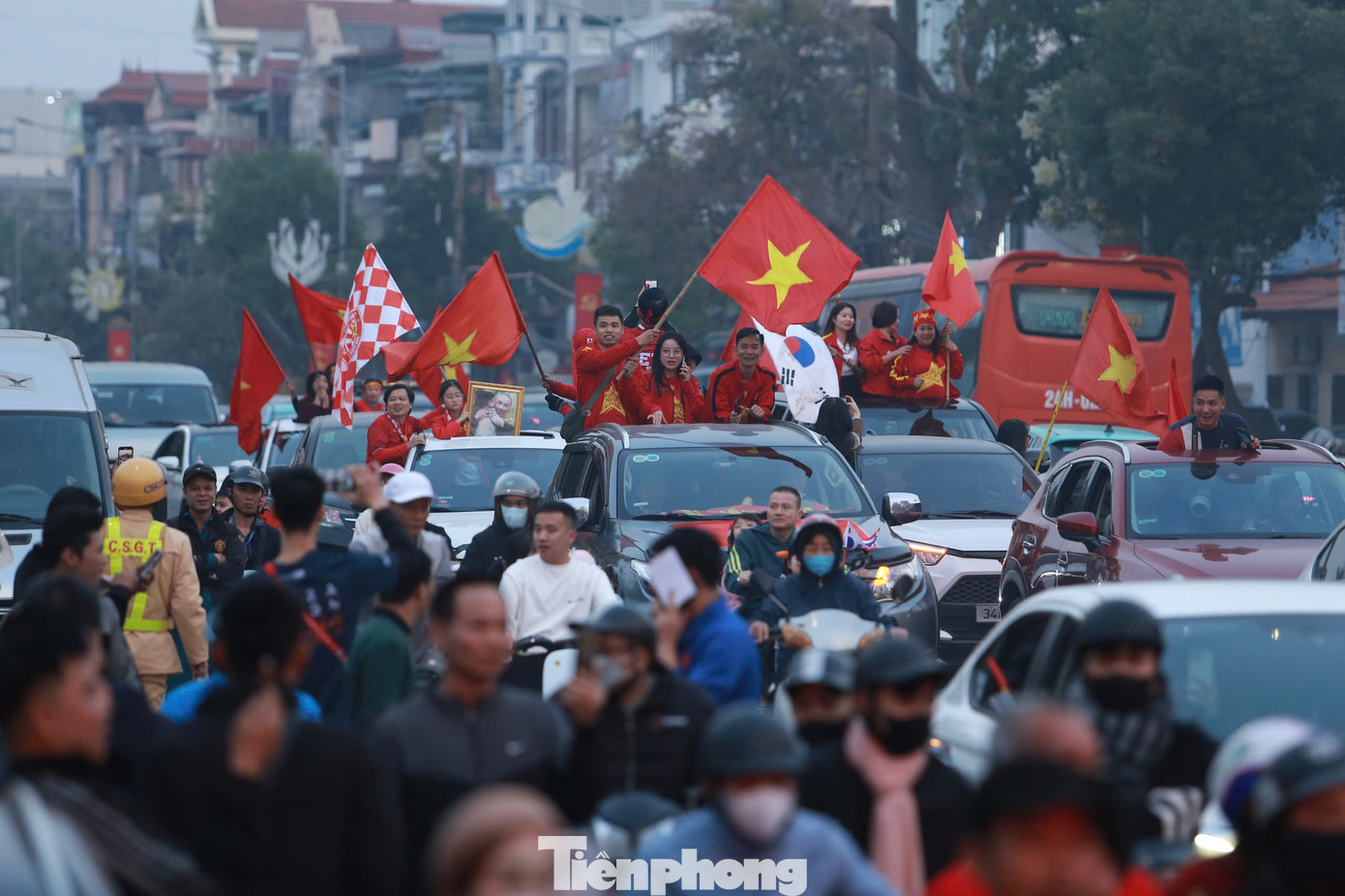 Từ đầu giờ chiều ngày 29/12, mặc dù còn khoảng 6 tiếng nữa trận bán kết lượt về ASEAN Cup 2024 giữa Việt Nam và Singapore mới bắt đầu, nhưng người hâm mộ đã không thể chờ đợi thêm. Tất cả ùa ra đường, khuấy động bầu không khí.