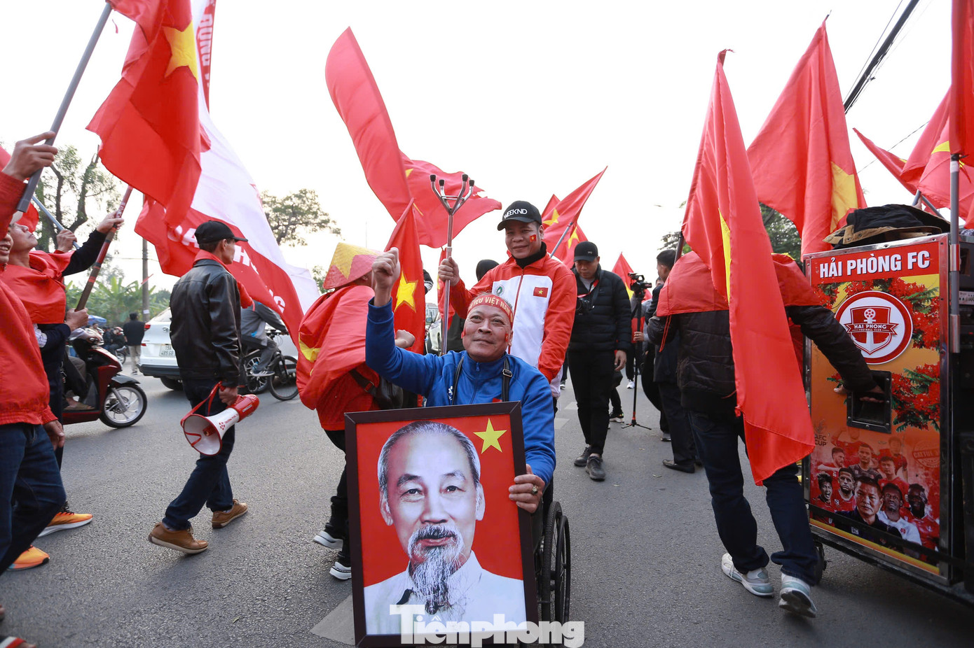 Ông Đinh Anh Tuấn (62 tuổi) là gương mặt quen thuộc trong mọi trận đấu của đội tuyển Việt Nam. Suốt 12 năm qua, dù ngồi xe lăn, ông vẫn không bỏ lỡ trận đấu nào của Những chiến binh Sao vàng.