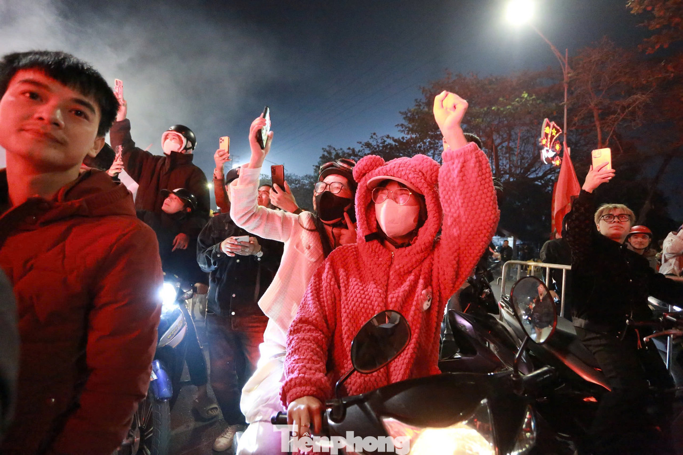 Cho đến quá nửa đêm, thành phố Việt Trì vẫn chưa ngủ. Tiếp tục những cánh tay giơ cao cùng hô vang &quot;Việt Nam vô địch&quot;.