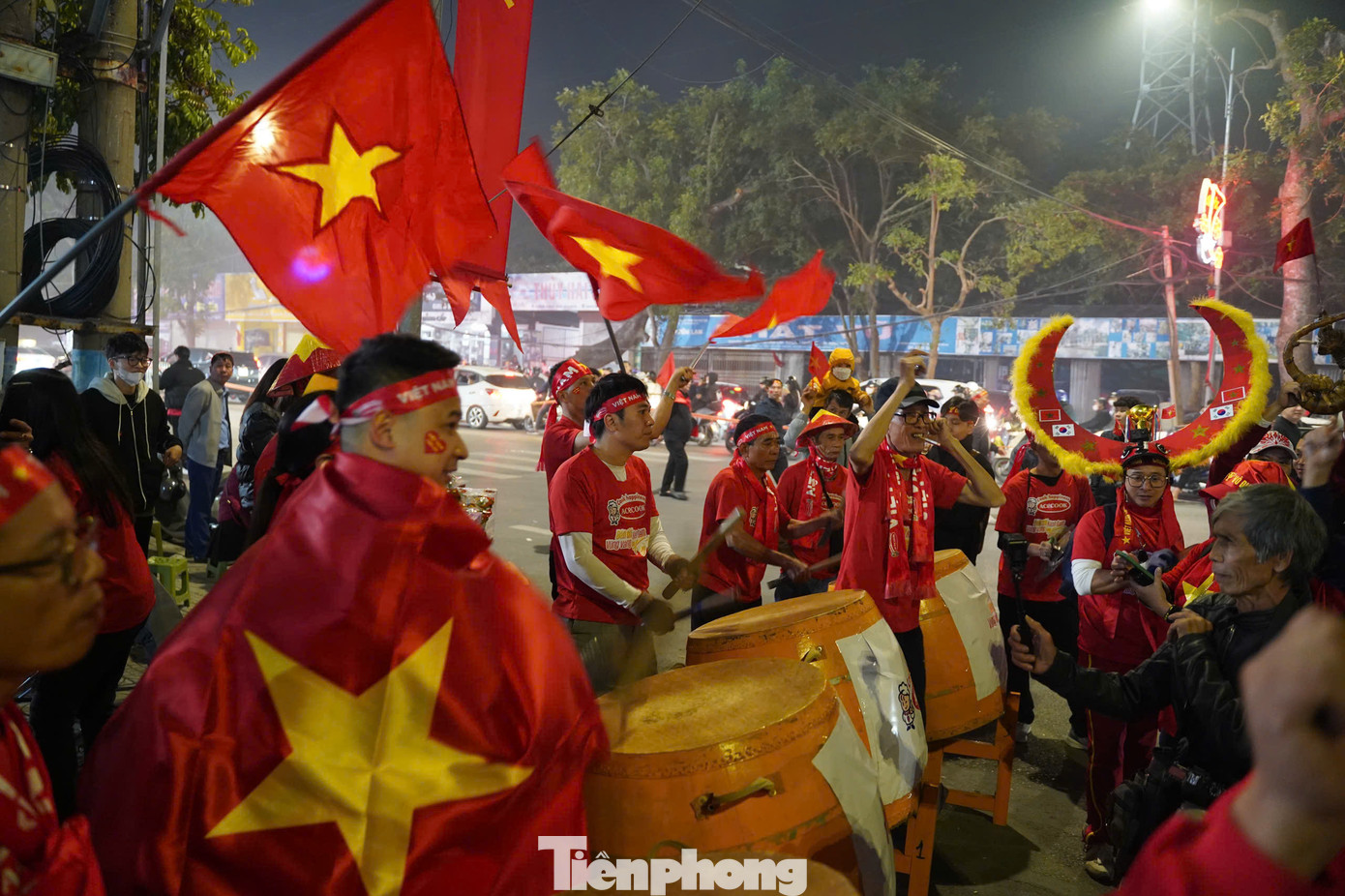 Bầu không khí lễ hội tại Việt Trì gợi nhớ đến năm 2022, khi đội U23 Việt Nam thi đấu tại đây dịp SEA Games 31. Mặc dù vậy, năm đó chung kết được rời về Mỹ Đình khiến sự sôi động giảm đi phần nào.