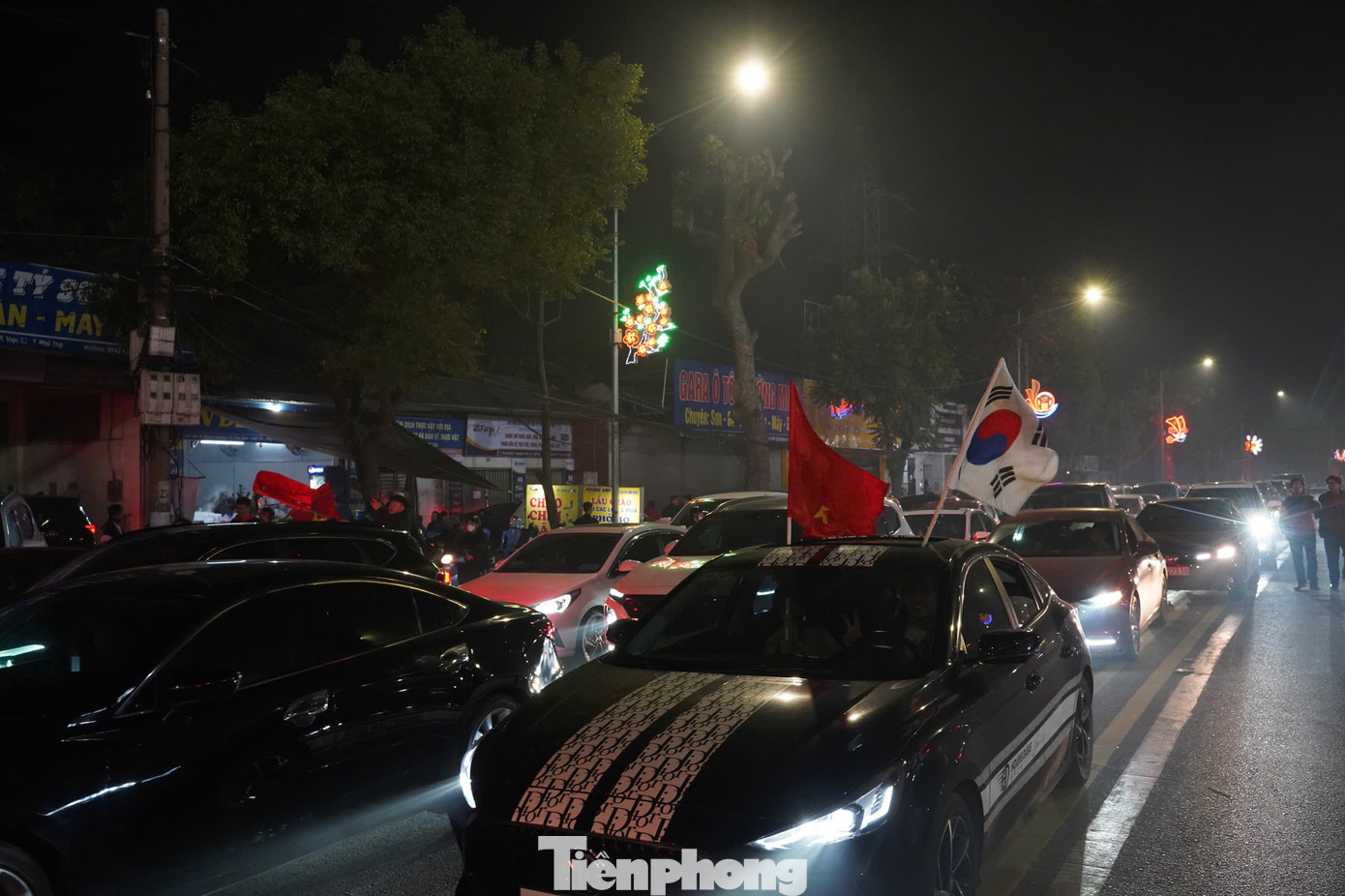 Vì vậy dù đêm đã khuya, người và xe vẫn tiếp tục hòa vào đám đông.