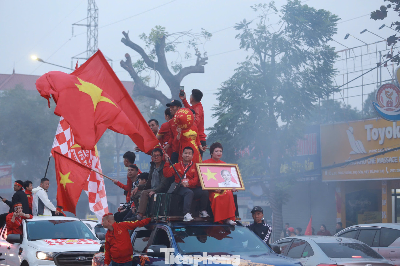 Ảnh Bác luôn được hội cổ động viên bóng đá Việt Nam mang theo trong mỗi trận đấu của đội tuyển, nhằm tiếp thêm động lực và cảm hứng cho các tuyển thủ.