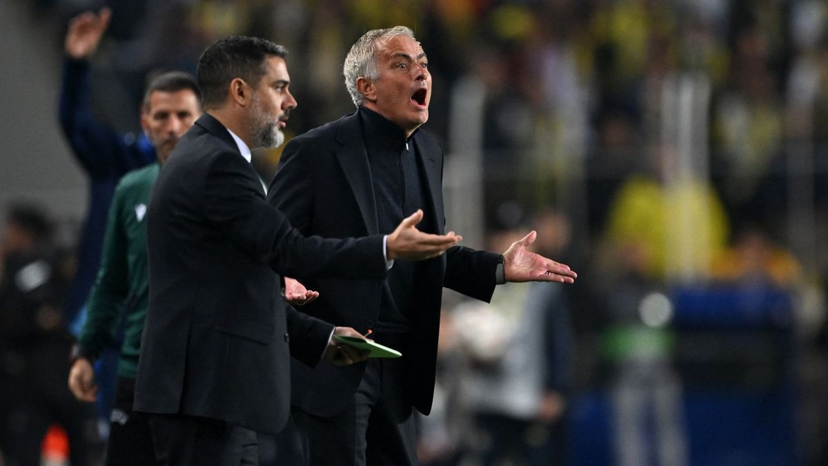 Những cãi vã, chỉ trích của Mourinho dường như không có giới hạn khi dẫn dắt Fenerbahce.