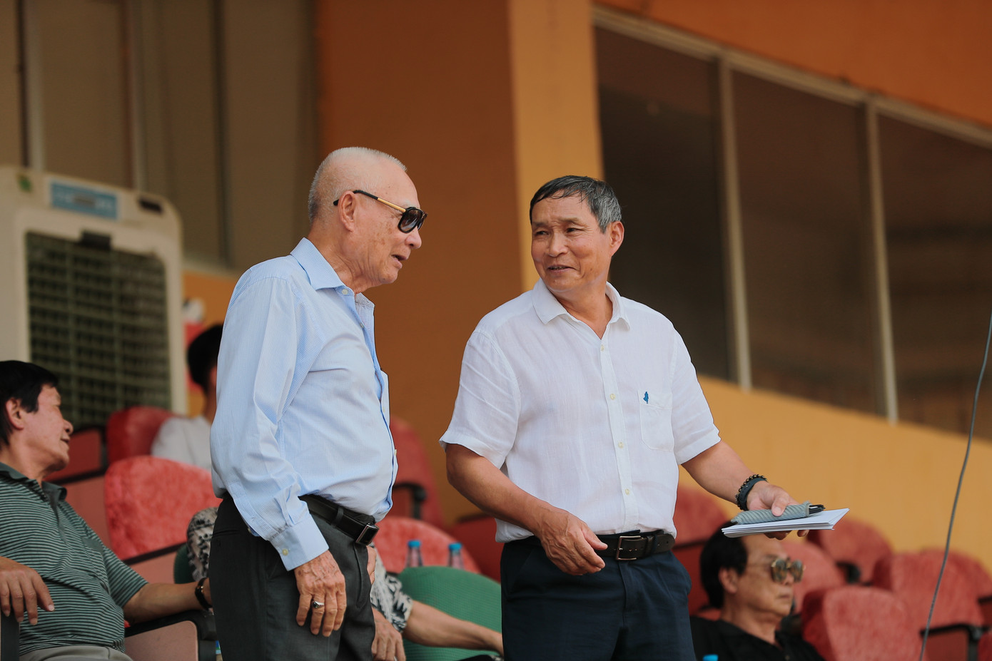 Ông Trần Duy Long và ông Mai Đức Chung trong giải giao hữu kỷ niệm 45 năm Giải bóng đá A1 Toàn quốc lần đầu được tổ chức năm 1980. (Ảnh: Khuất Tú)