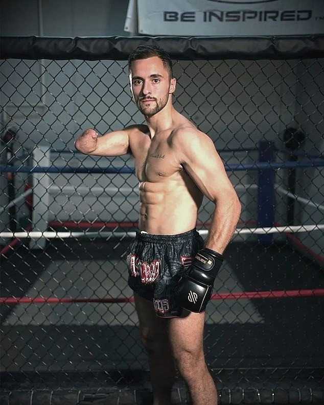 Jake Peacock đã thắng 14/15 trận trong sự nghiệp. Jake Peacock đã thắng 14/15 trận trong sự nghiệp.