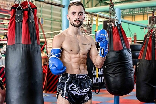 Jake Peacock chỉ có một tay kể từ khi sinh ra. Jake Peacock chỉ có một tay kể từ khi sinh ra.