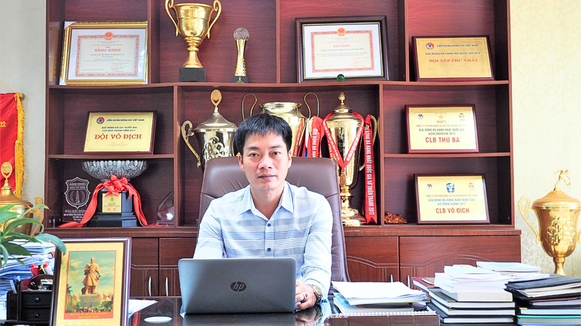 Ông Đỗ Đình Điểm, Giám đốc Trung tâm Thể thao thành tích cao Nam Định, đơn vị quản lý sân Thiên Trường. Ông Đỗ Đình Điểm, Giám đốc Trung tâm Thể thao thành tích cao Nam Định, đơn vị quản lý sân Thiên Trường.