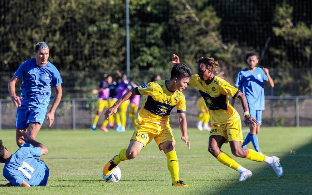 Quang Hải đã có màn ra mắt ấn tượng trong trận đấu với Landes. (Ảnh: Pau FC)