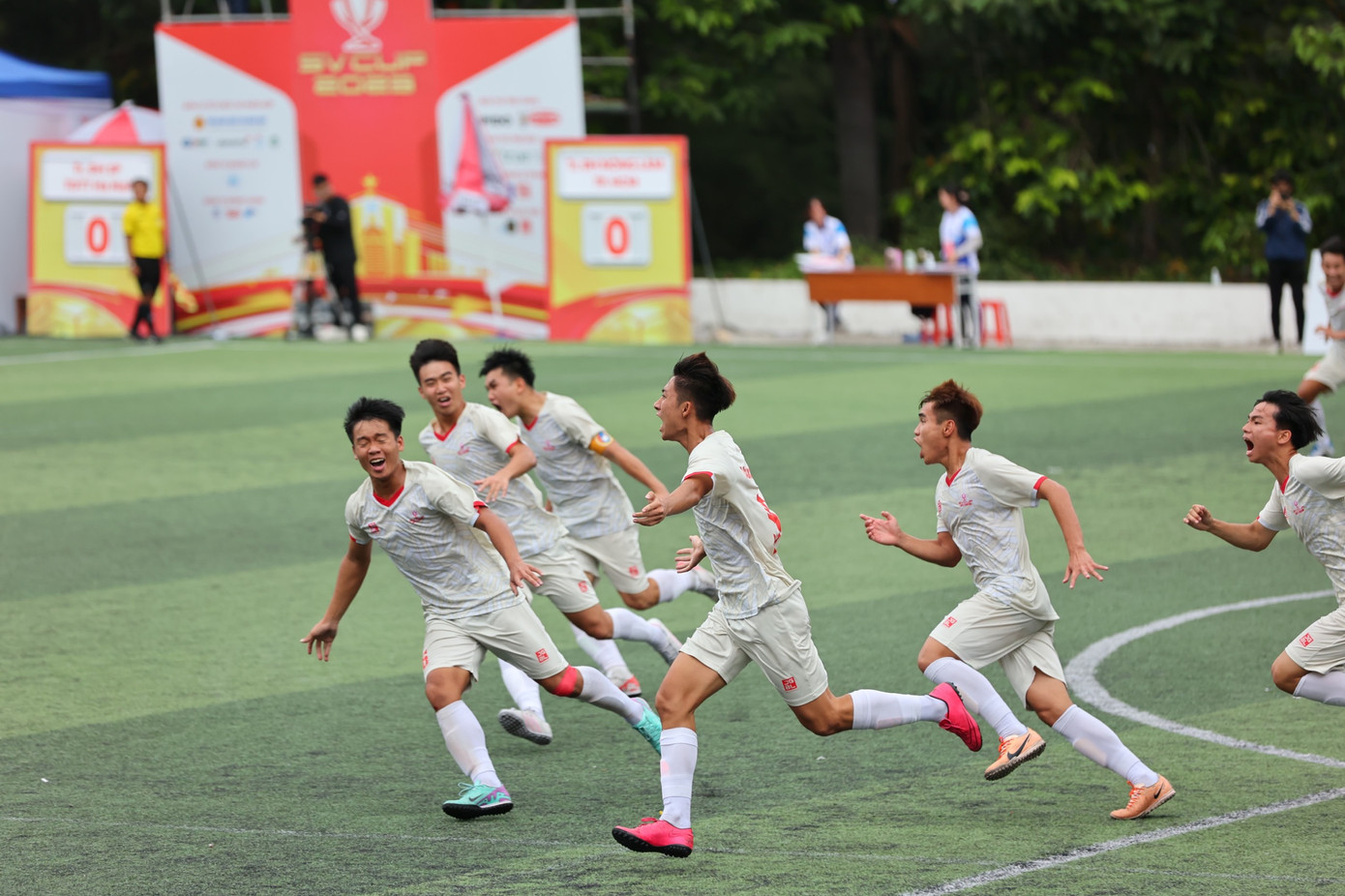 Niềm vui của các cầu thủ ĐH Sư phạm Thể dục Thể thao Hà Nội trong trận chung kết SV Cup 2023. Niềm vui của các cầu thủ ĐH Sư phạm Thể dục Thể thao Hà Nội trong trận chung kết SV Cup 2023.