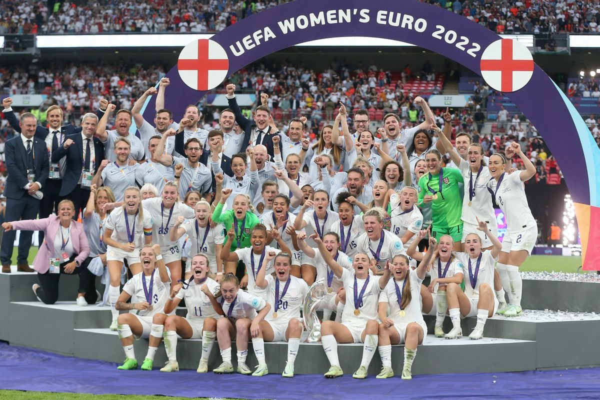 ĐT nữ Anh loại bỏ quần trắng dù đây là một phần trong trang phục khi đăng quang Euro 2022. ĐT nữ Anh loại bỏ quần trắng dù đây là một phần trong trang phục khi đăng quang Euro 2022.