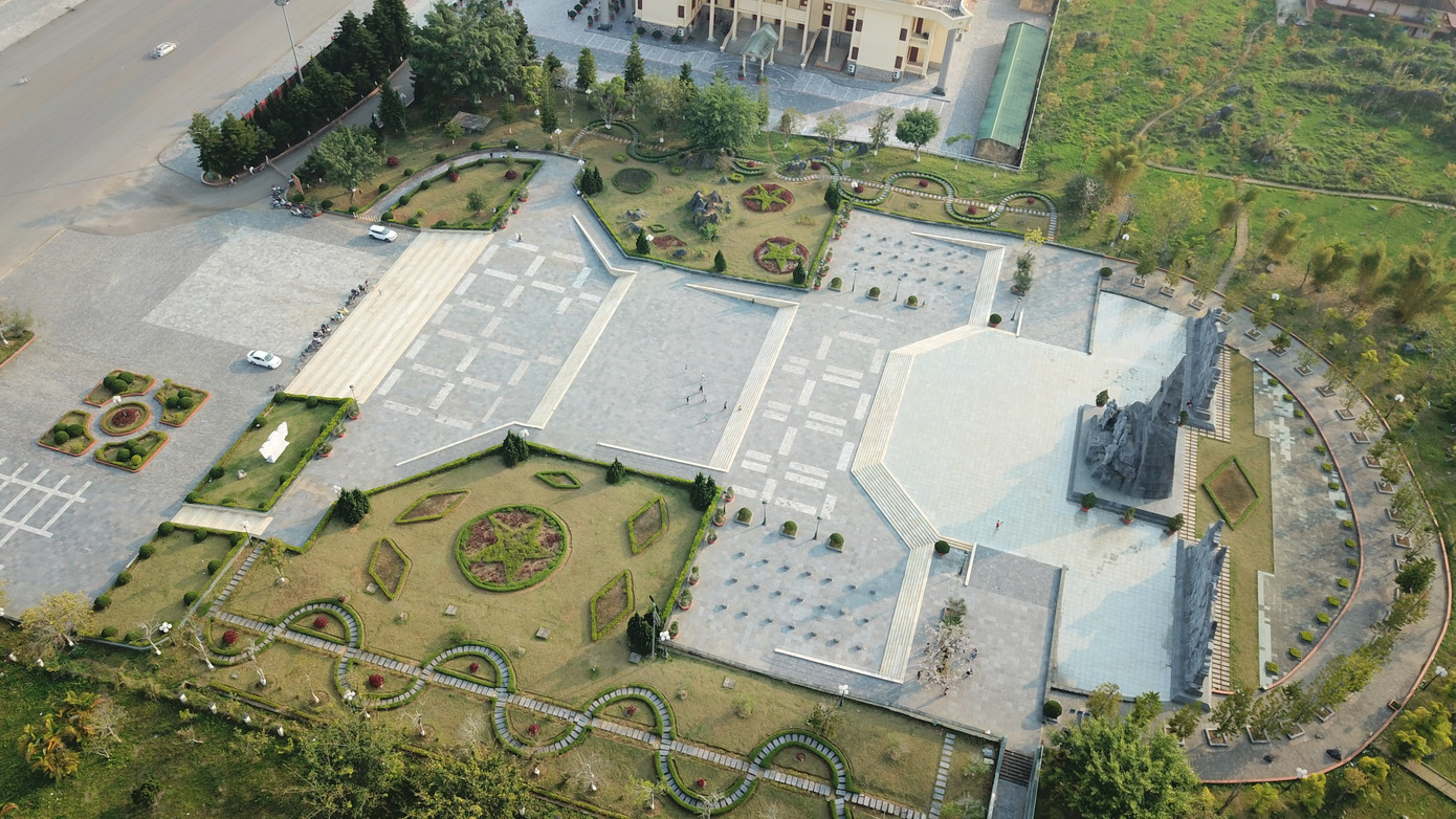 Bức phù điêu “Thư Bác Hồ gửi đồng bào và cán bộ Lai Châu” nằm trong quần thể Tượng đài “Bác Hồ với đồng bào các dân tộc tỉnh Lai Châu” tại Quảng trường Nhân dân.