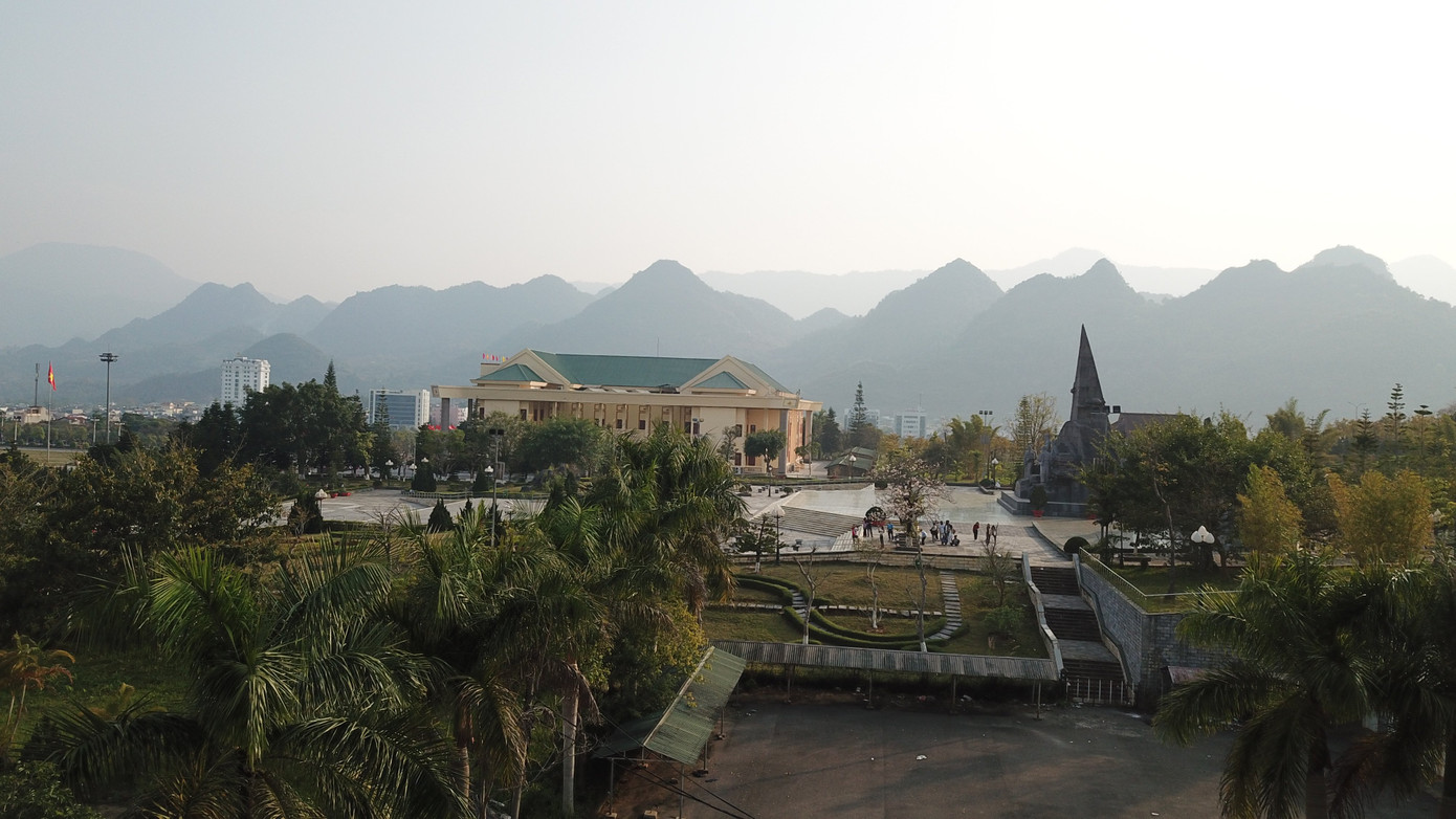 Toàn cảnh quần thể Tượng đài “Bác Hồ với đồng bào các dân tộc tỉnh Lai Châu” tại Quảng trường Nhân dân.