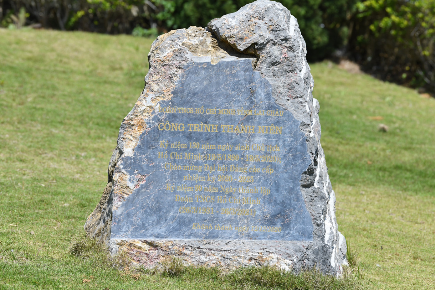 Bức phù điêu là công trình thanh niên của tuổi trẻ Lai Châu chào mừng thành công Đại hội Đảng bộ tỉnh Lai Châu lần thứ XIV, nhiệm kỳ 2020 - 2025, và kỷ niệm 67 năm ngày Bác Hồ gửi thư cho đồng bào và cán bộ Lai Châu.