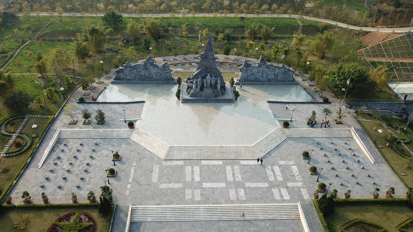 Toàn cảnh quần thể Tượng đài “Bác Hồ với đồng bào các dân tộc tỉnh Lai Châu” tại Quảng trường Nhân dân.