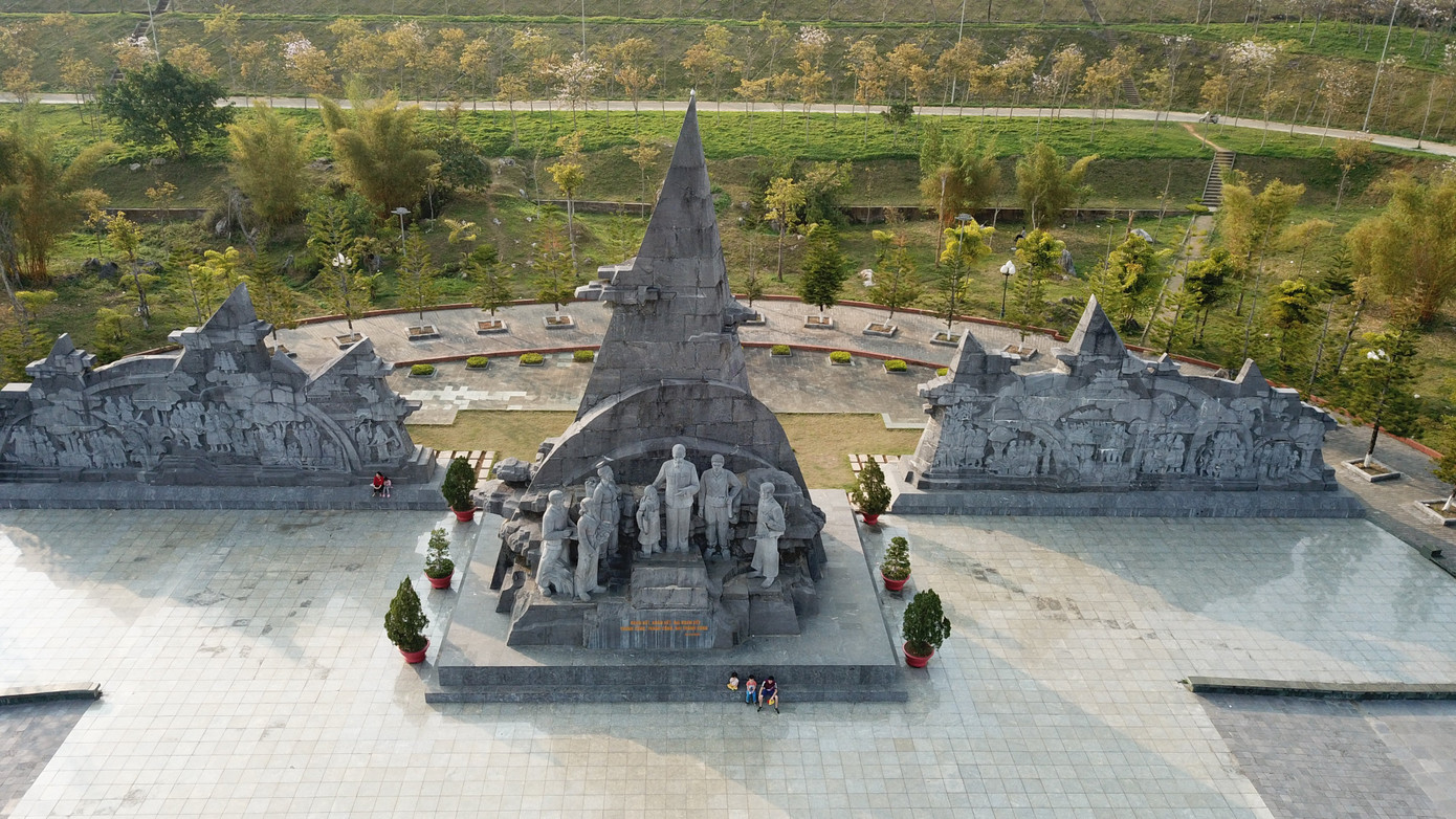 Toàn cảnh quần thể Tượng đài “Bác Hồ với đồng bào các dân tộc tỉnh Lai Châu” tại Quảng trường Nhân dân.