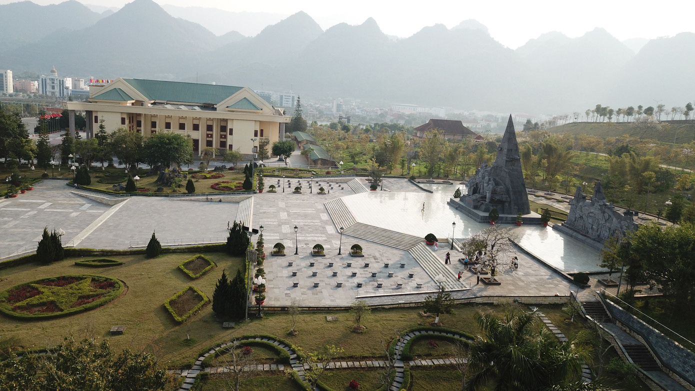 Toàn cảnh quần thể Tượng đài “Bác Hồ với đồng bào các dân tộc tỉnh Lai Châu” tại Quảng trường Nhân dân.