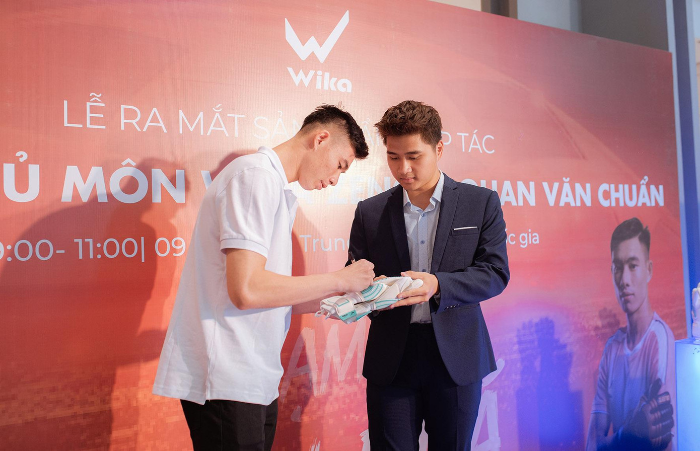 Với Văn Chuẩn, "một đôi găng tay tốt luôn là một vật bất ly thân của mọi thủ môn”. Với Văn Chuẩn, "một đôi găng tay tốt luôn là một vật bất ly thân của mọi thủ môn”.