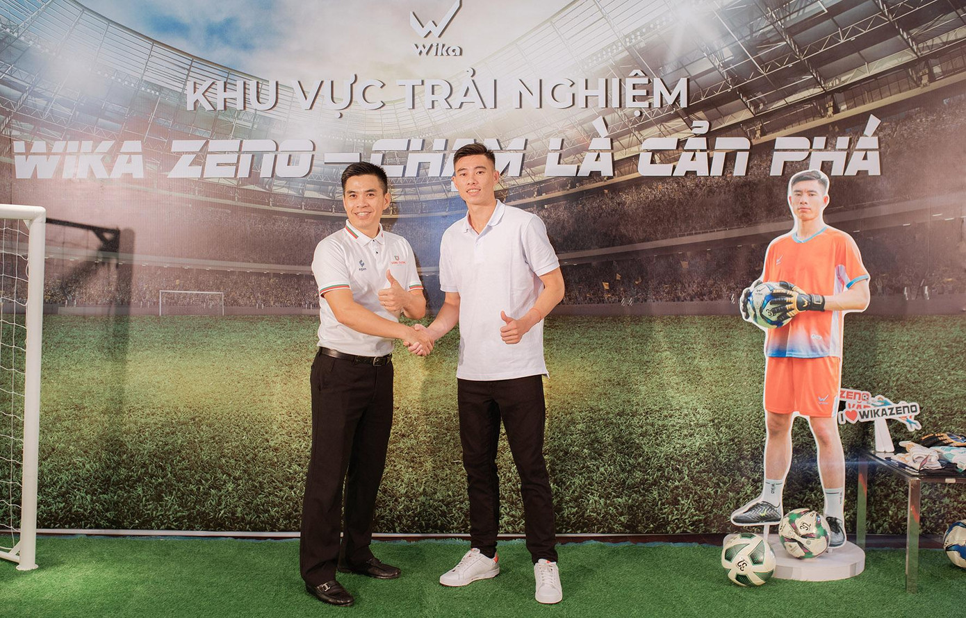 Quan Văn Chuẩn trong lễ ra mắt và giới thiệu sản phẩm găng tay thủ môn Wika Zeno. Quan Văn Chuẩn trong lễ ra mắt và giới thiệu sản phẩm găng tay thủ môn Wika Zeno.