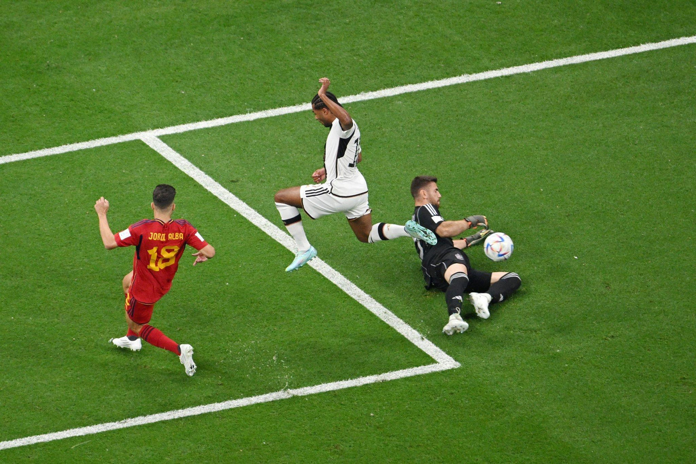 World Cup 2022: Cầm hoà Tây Ban Nha 1-1, tuyển Đức le lói hy vọng qua vòng bảng ảnh 9