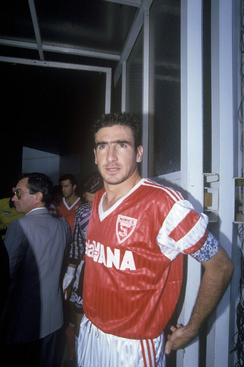Cantona trong màu áo Nimes, nơi anh chỉ khoác áo 6 tháng dù hợp đồng có thời hạn 3 năm. (Ảnh: Getty Images) Cantona trong màu áo Nimes, nơi anh chỉ khoác áo 6 tháng dù hợp đồng có thời hạn 3 năm. (Ảnh: Getty Images)