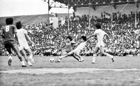 Hình ảnh Giải bóng đá Việt - Trung - Triều - Mông tại Bình Nhưỡng năm 1957 (ảnh 1), Đội tuyển Việt Nam Dân chủ Cộng Hòa năm 1956 (ảnh 2) và một trận bóng đá tại giải A1 Toàn quốc năm 1980 (ảnh 3).