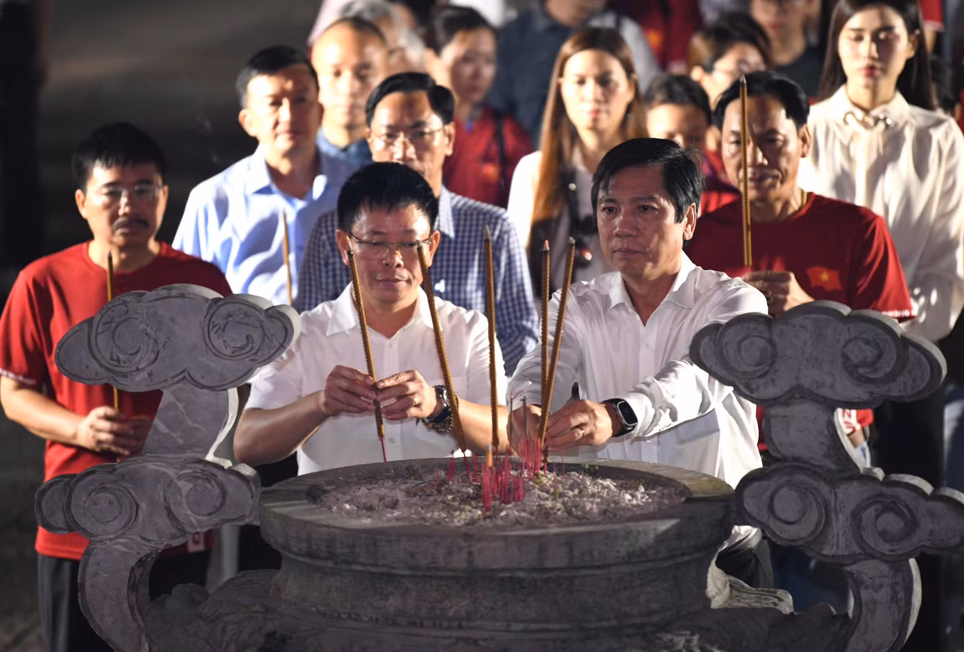 Những nén hương thơm được thắp lên tại Nhà hành lễ.