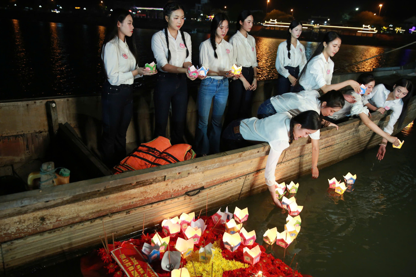 Những người đẹp bày tỏ lòng biết ơn sâu sắc với các anh hùng liệt sĩ. Những người đẹp bày tỏ lòng biết ơn sâu sắc với các anh hùng liệt sĩ.