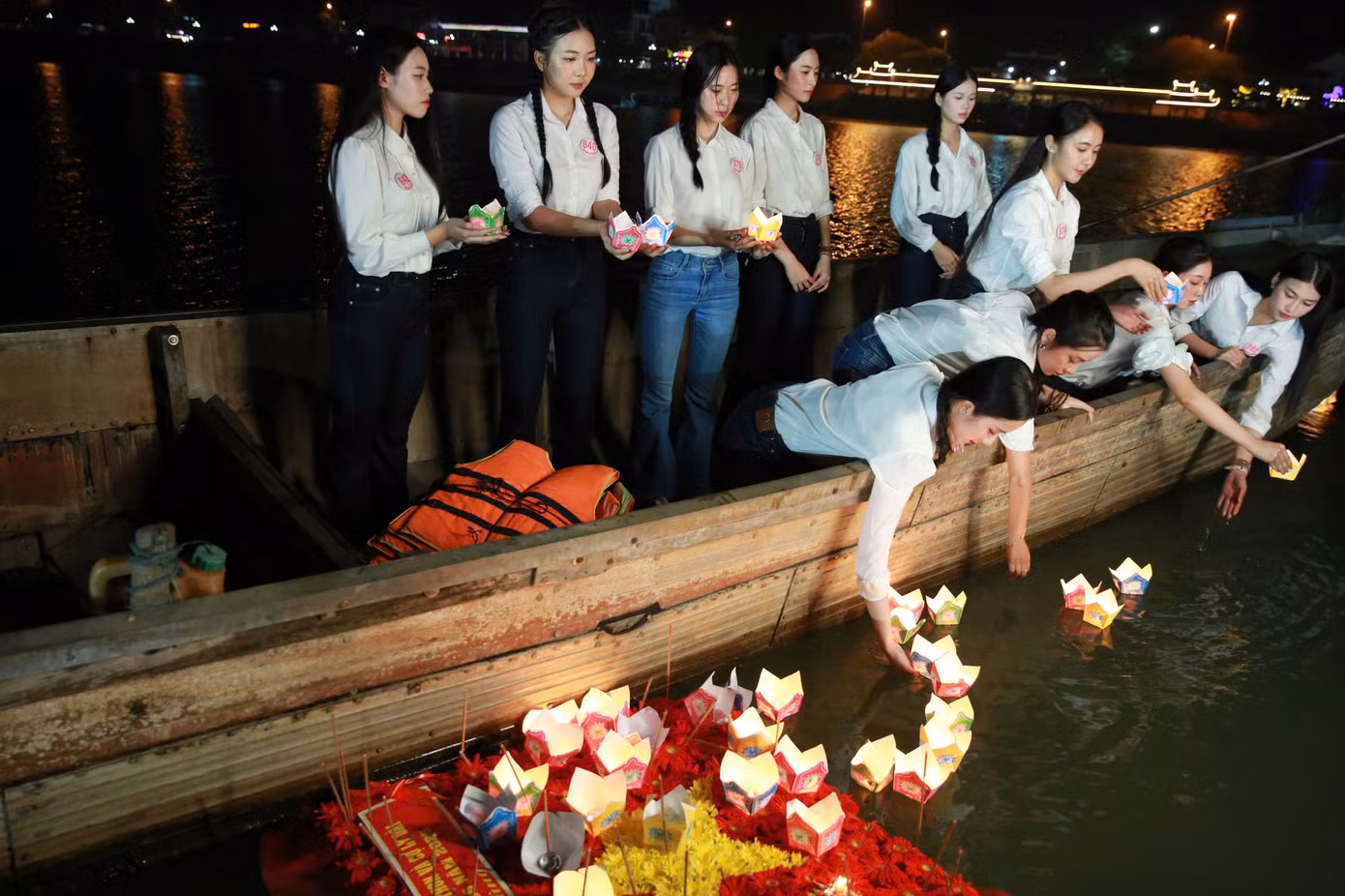Những người đẹp bày tỏ lòng biết ơn sâu sắc với các anh hùng liệt sĩ.