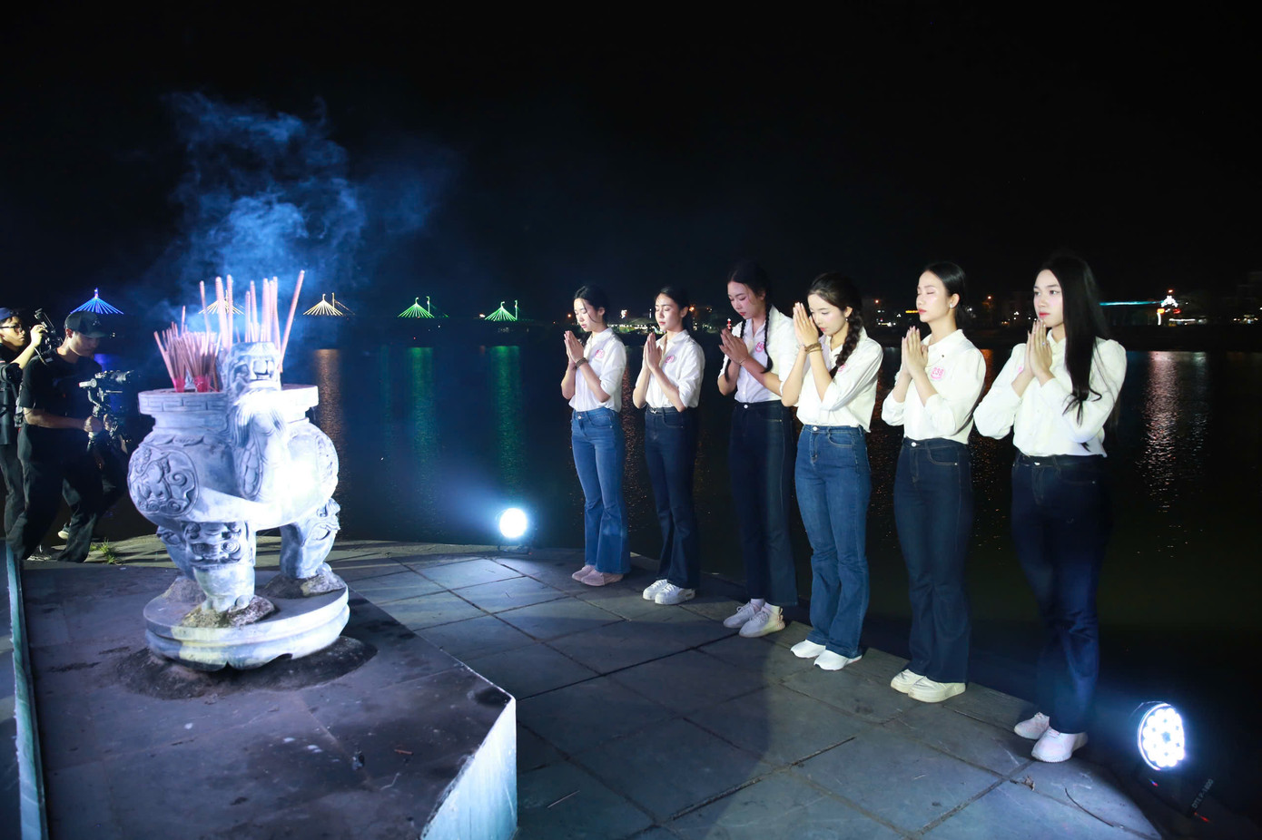 Những người đẹp bày tỏ lòng biết ơn sâu sắc với các anh hùng liệt sĩ. Những người đẹp bày tỏ lòng biết ơn sâu sắc với các anh hùng liệt sĩ.