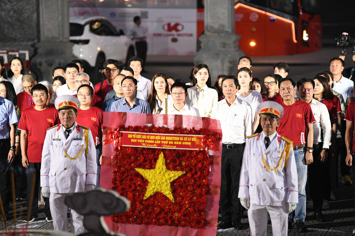 Ông Hoàng Nam - Phó Chủ tịch UBND tỉnh Quảng Trị, cùng nhà báo Phùng Công Sưởng và các vị đại biểu, Ban tổ chức trong lễ dâng hương tại Di tích Quốc gia đặc biệt Nhà hành lễ - Bến thả hoa bờ Bắc sông Thạch Hãn. Ông Hoàng Nam - Phó Chủ tịch UBND tỉnh Quảng Trị, cùng nhà báo Phùng Công Sưởng và các vị đại biểu, Ban tổ chức trong lễ dâng hương tại Di tích Quốc gia đặc biệt Nhà hành lễ - Bến thả hoa bờ Bắc sông Thạch Hãn.