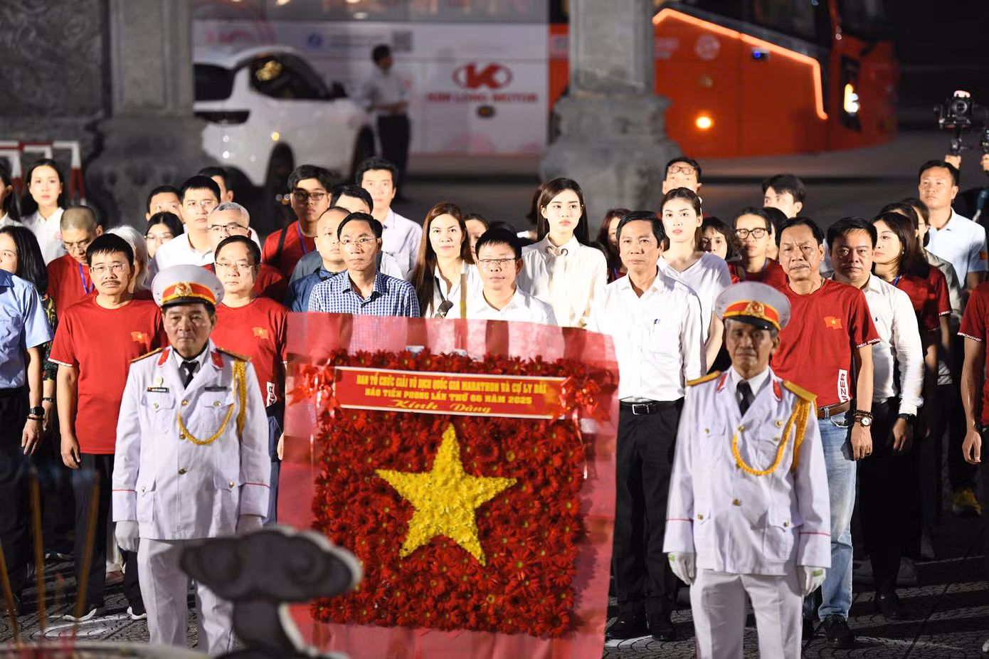 Ông Hoàng Nam - Phó Chủ tịch UBND tỉnh Quảng Trị, cùng nhà báo Phùng Công Sưởng và các vị đại biểu, Ban tổ chức trong lễ dâng hương tại Di tích Quốc gia đặc biệt Nhà hành lễ - Bến thả hoa bờ Bắc sông Thạch Hãn.