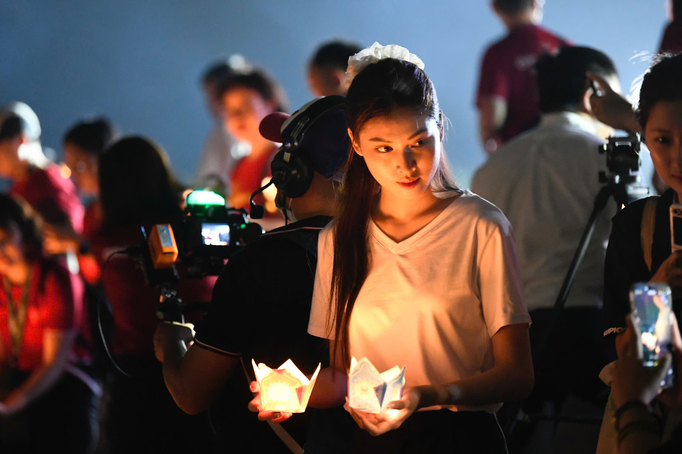 Người đẹp Hoa hậu Việt Nam trong đêm hoa đăng tại bờ sông Thạch Hãn. Người đẹp Hoa hậu Việt Nam trong đêm hoa đăng tại bờ sông Thạch Hãn.