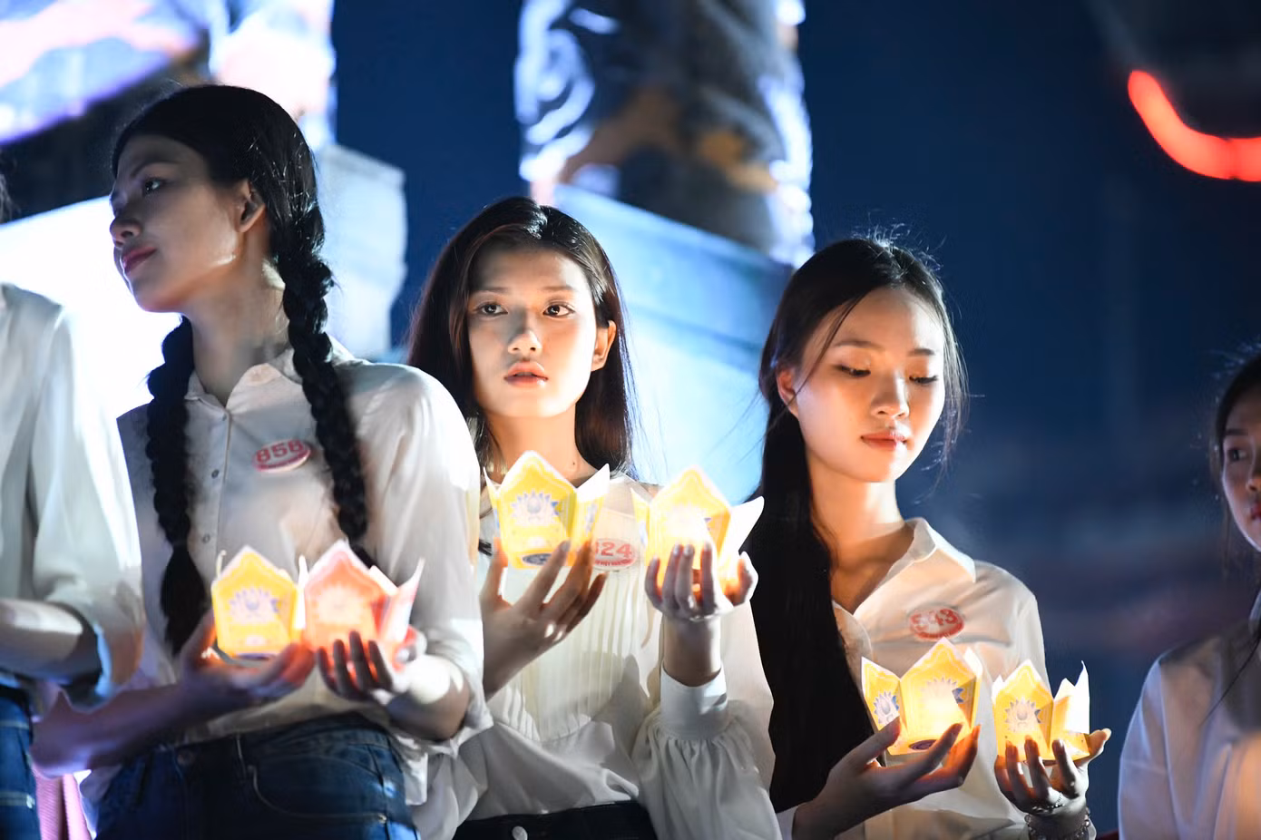 Những người đẹp bày tỏ lòng biết ơn sâu sắc với các anh hùng liệt sĩ.