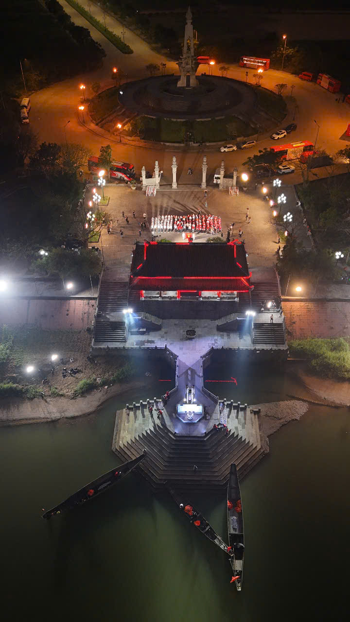 Không gian linh thiêng tại Di tích Quốc gia đặc biệt Nhà hành lễ - Bến thả hoa bờ Bắc sông Thạch Hãn. Không gian linh thiêng tại Di tích Quốc gia đặc biệt Nhà hành lễ - Bến thả hoa bờ Bắc sông Thạch Hãn.