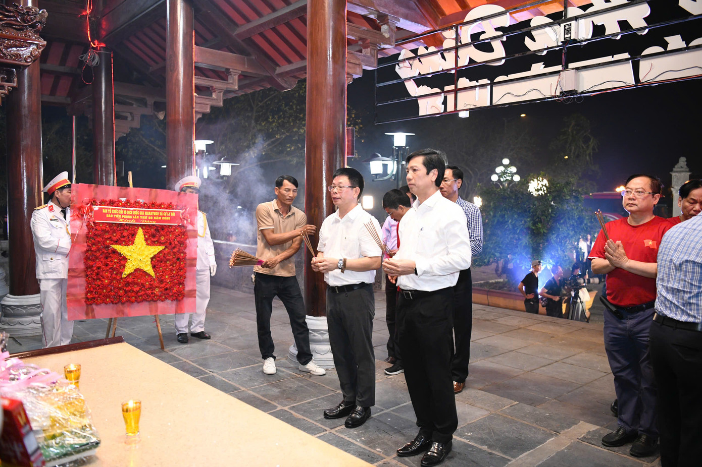 Những nén hương thơm được thắp lên tại Nhà hành lễ. Những nén hương thơm được thắp lên tại Nhà hành lễ.