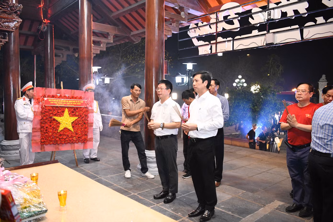 Những nén hương thơm được thắp lên tại Nhà hành lễ.