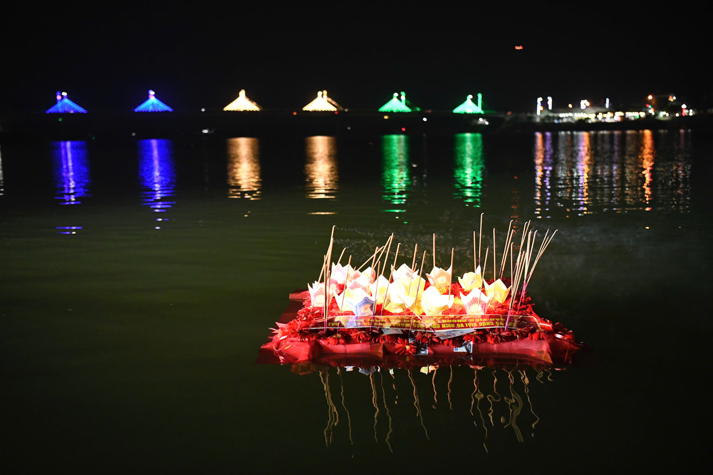 Những đóa hoa thể hiện lòng biết ơn sâu sắc, truyền thống và đạo lý uống nước nhớ nguồn của thế hệ sau đối với những bậc tiền nhân. Những đóa hoa thể hiện lòng biết ơn sâu sắc, truyền thống và đạo lý uống nước nhớ nguồn của thế hệ sau đối với những bậc tiền nhân.