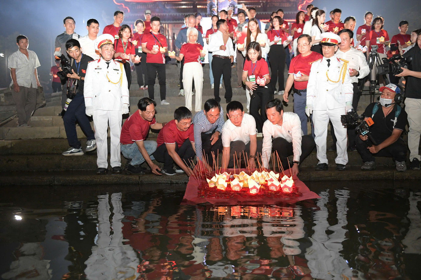 Những đóa hoa tươi cùng hoa đăng đã được thả xuống dòng sông hoa đỏ, tưởng nhớ các Anh hùng liệt sĩ đã hy sinh tuổi thanh xuân của mình cho Tổ quốc. Những đóa hoa tươi cùng hoa đăng đã được thả xuống dòng sông hoa đỏ, tưởng nhớ các Anh hùng liệt sĩ đã hy sinh tuổi thanh xuân của mình cho Tổ quốc.