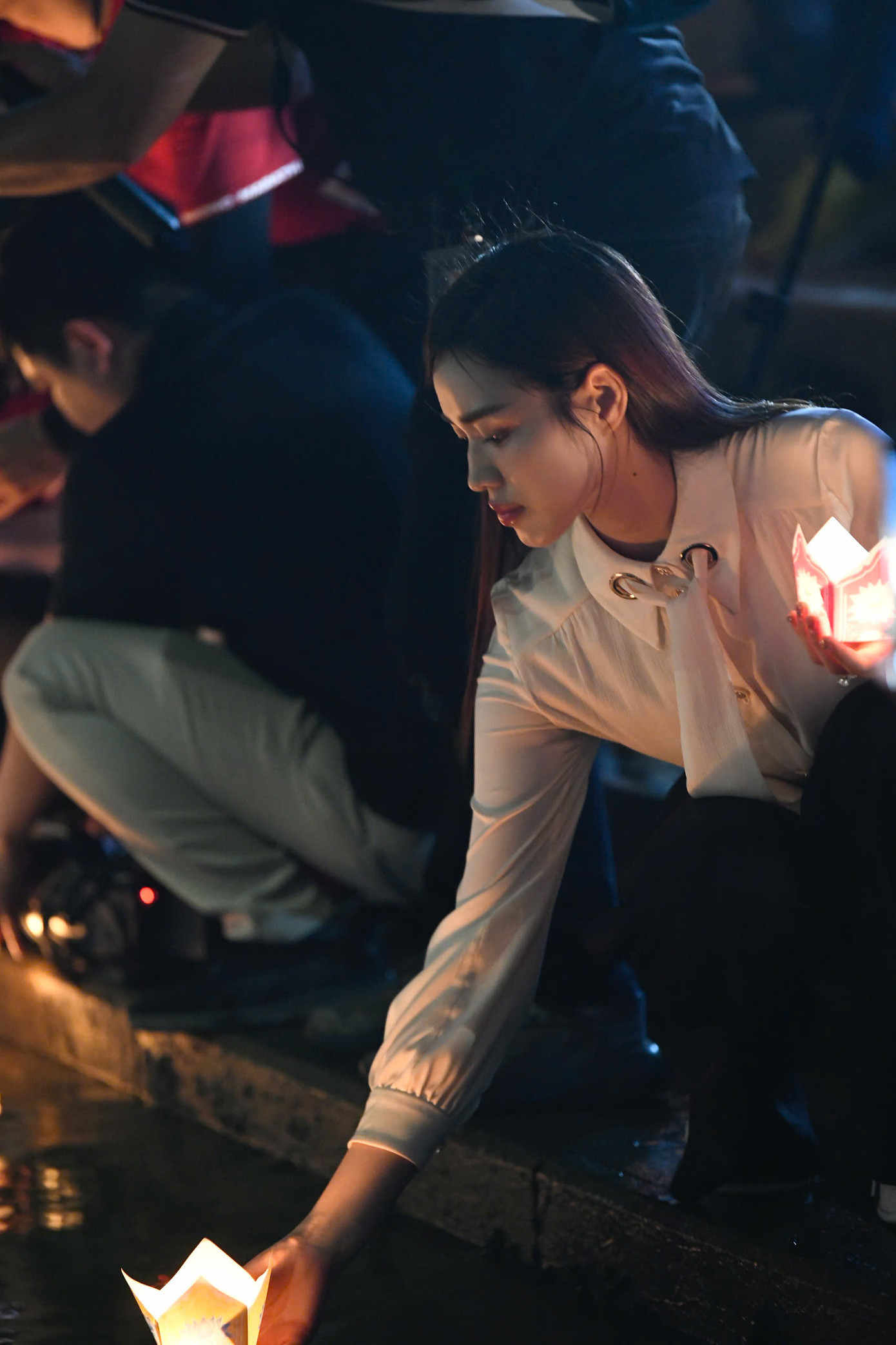 Chính bởi thế hệ cha anh không tiếc máu xương, đất nước mới được thống nhất, hưởng trọn hòa bình. Chính bởi thế hệ cha anh không tiếc máu xương, đất nước mới được thống nhất, hưởng trọn hòa bình.