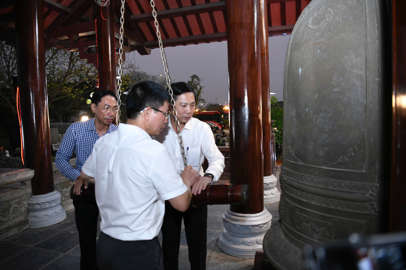 Ông Hoàng Nam cùng nhà báo Phùng Công Sưởng, ông Lê Minh Tuấn thỉnh 9 tiếng chuông để báo cáo trước Anh linh các anh hùng liệt sĩ. Ông Hoàng Nam cùng nhà báo Phùng Công Sưởng, ông Lê Minh Tuấn thỉnh 9 tiếng chuông để báo cáo trước Anh linh các anh hùng liệt sĩ.