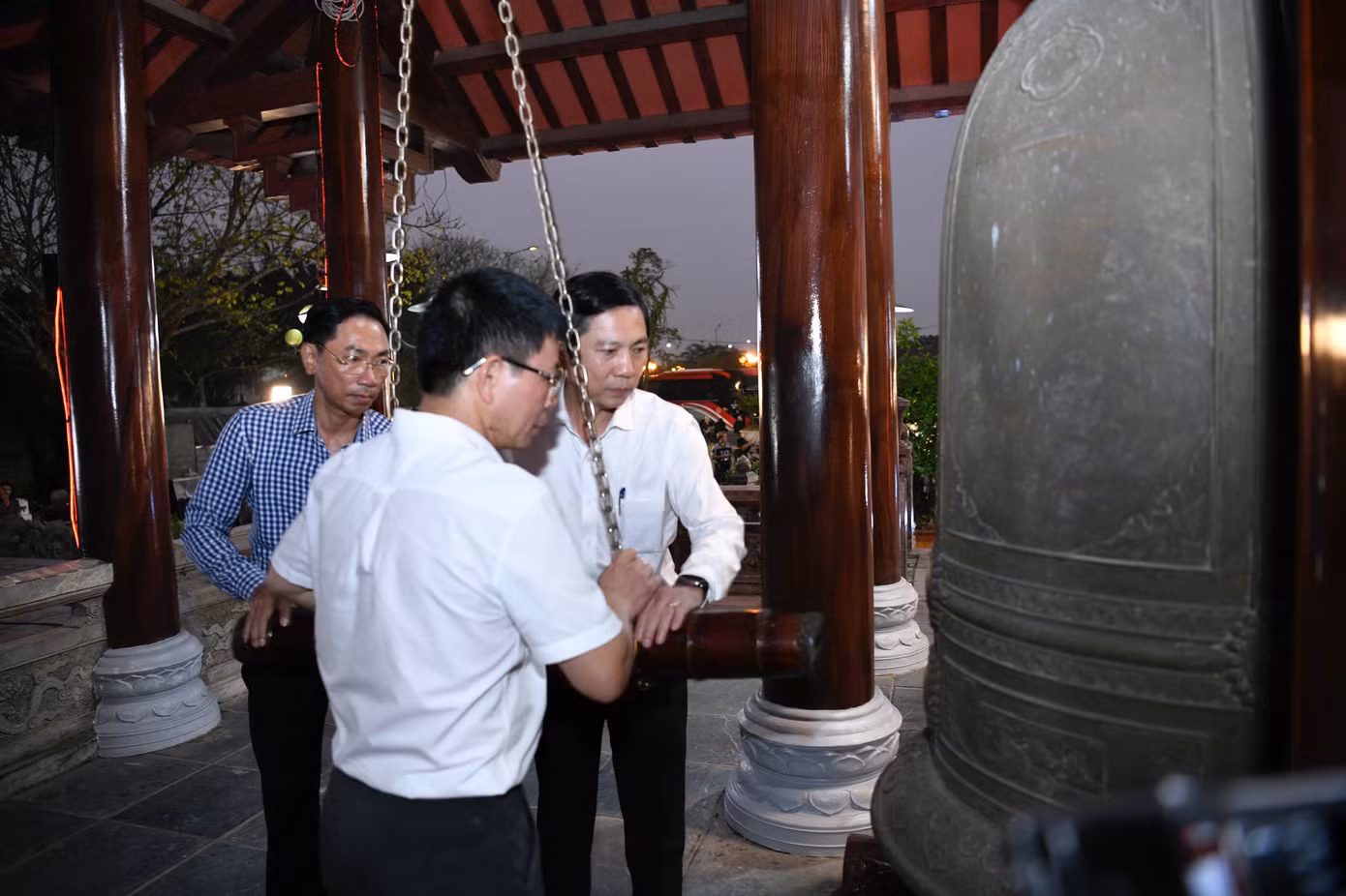 Ông Hoàng Nam cùng nhà báo Phùng Công Sưởng, ông Lê Minh Tuấn thỉnh 9 tiếng chuông để báo cáo trước Anh linh các anh hùng liệt sĩ.