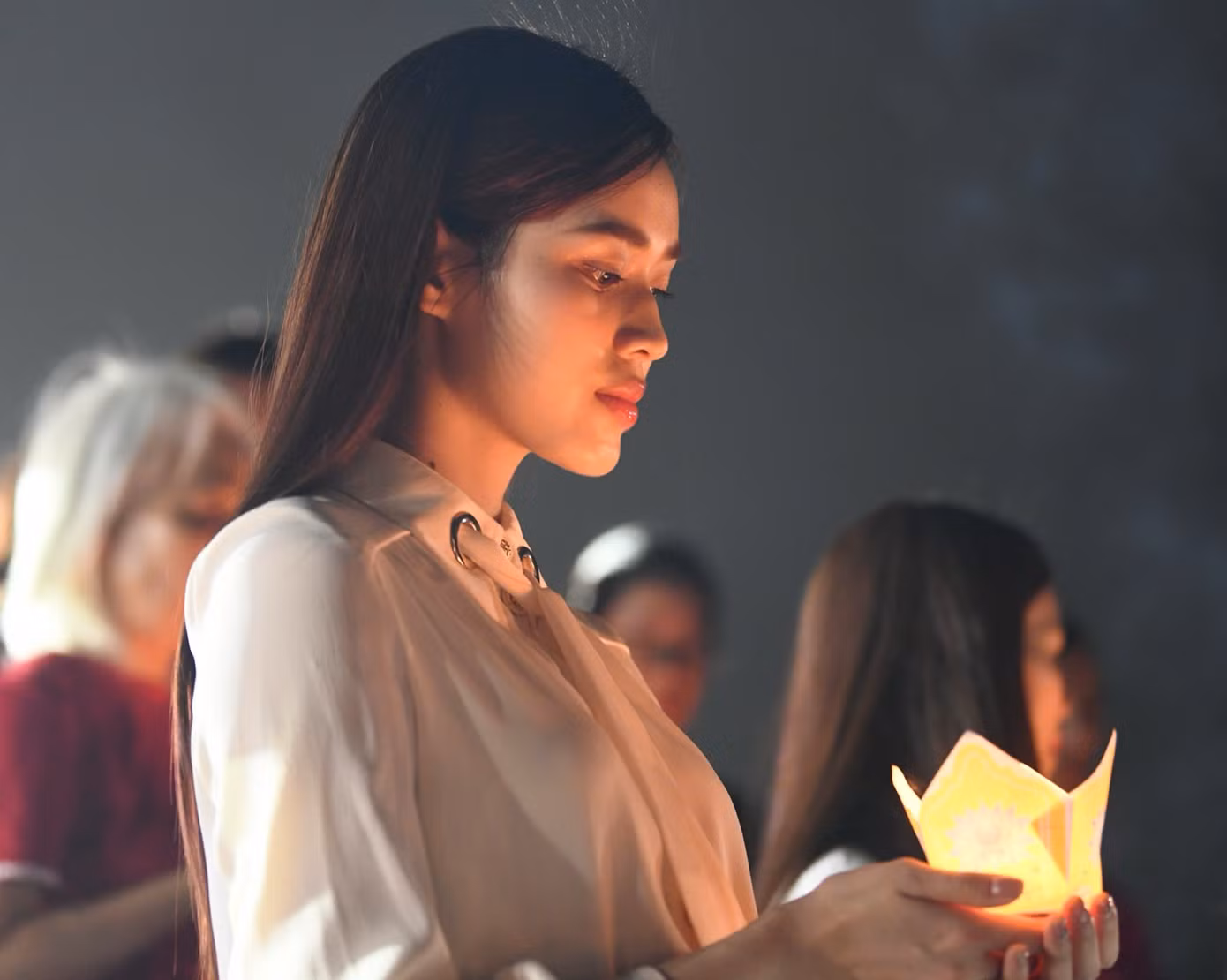Những người đẹp bày tỏ lòng biết ơn sâu sắc với các anh hùng liệt sĩ.