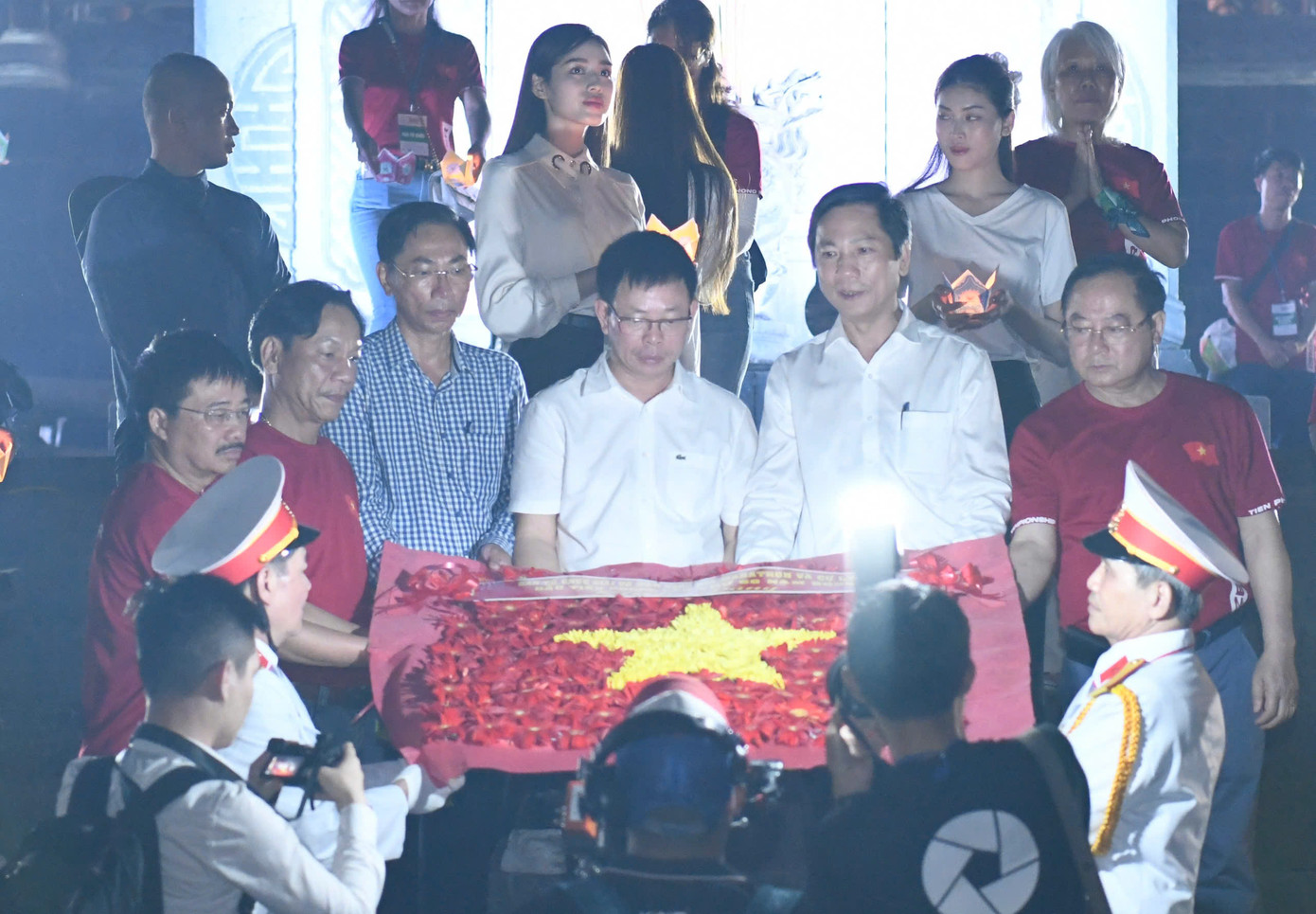 Những đóa hoa tươi cùng hoa đăng đã được thả xuống dòng sông hoa đỏ, tưởng nhớ các Anh hùng liệt sĩ đã hy sinh tuổi thanh xuân của mình cho Tổ quốc. Những đóa hoa tươi cùng hoa đăng đã được thả xuống dòng sông hoa đỏ, tưởng nhớ các Anh hùng liệt sĩ đã hy sinh tuổi thanh xuân của mình cho Tổ quốc.